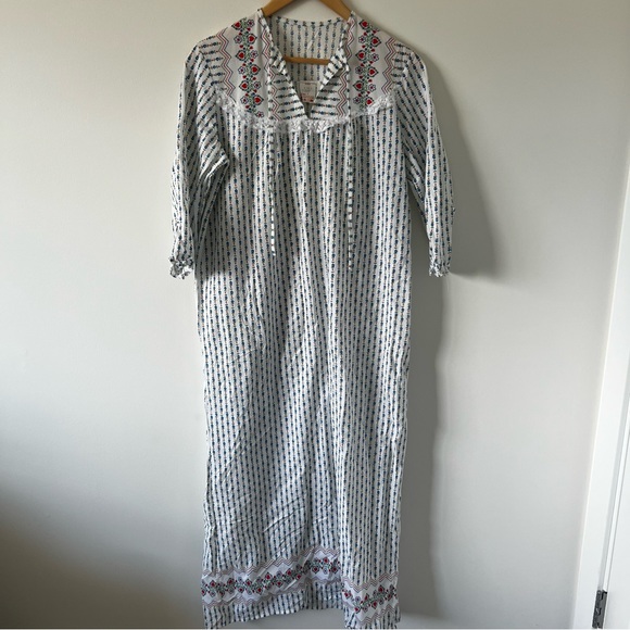 Vintage 1970’s Nightgown - Picture 2 of 6
